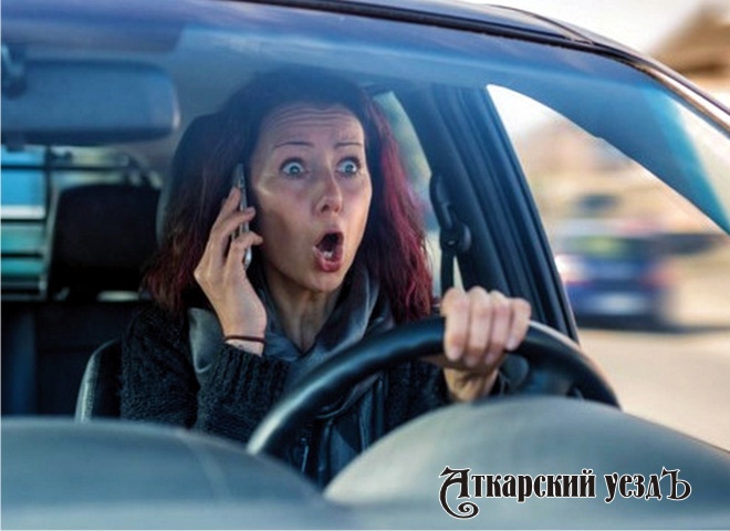 Девушка говорит по телефону за рулем