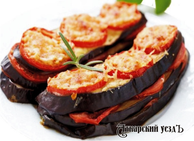 Рецепт дня от «АУ»: баклажаны с помидором под сыром в духовке