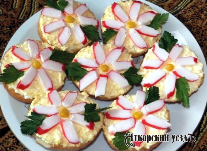 Бутерброды с сыром «Крабовые цветы» – рецепт дня от «АУ»