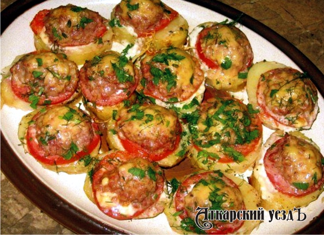 Рецепт дня от «АУ»: домашний картофель с помидорами и мясом