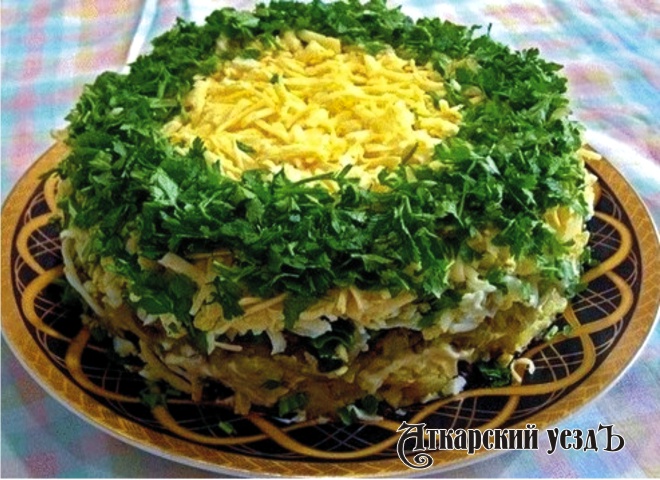 Салат «Грибы под шубой» с огурцами и сыром – рецепт дня от «АУ»