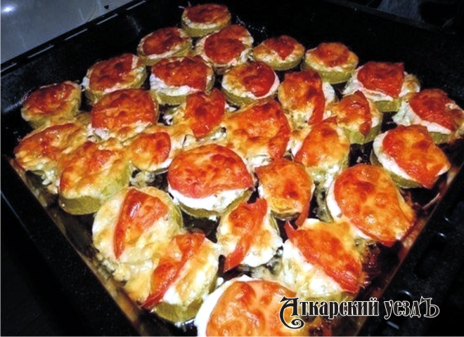 Кабачки с помидорами под сыром: рецепт дня от «Уезда»