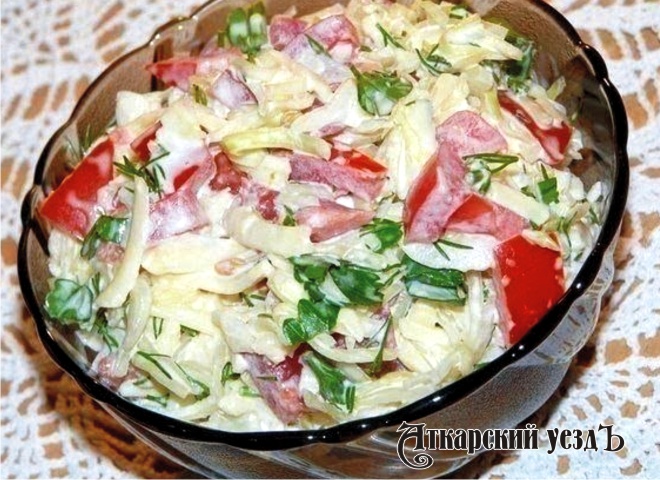 Рецепт дня от «Уезда»: салат «Капустный» с сыром и помидорами