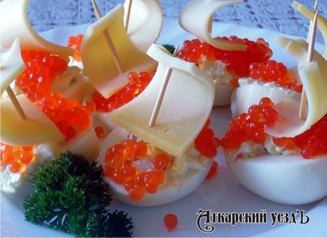 Кораблики из яиц с икрой – рецепт дня от «Аткарского уезда»