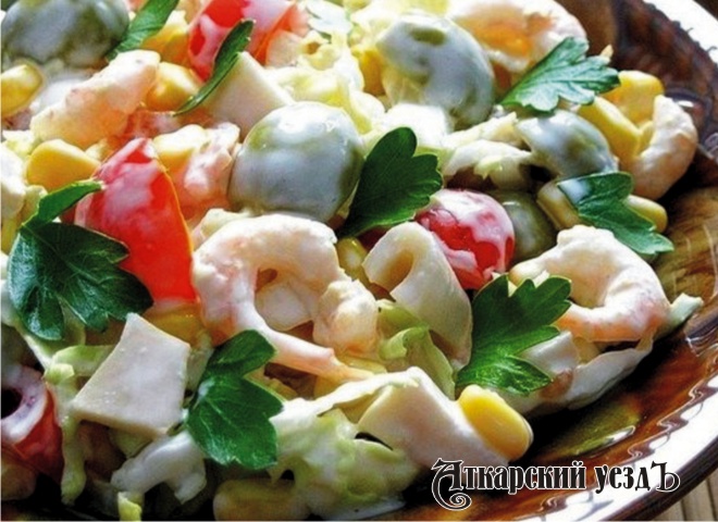 Салат с креветками, яйцами и оливками – рецепт дня от «Уезда»