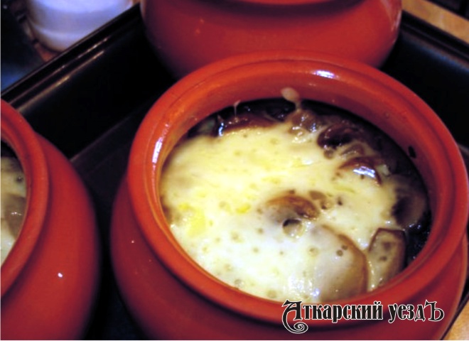 Мясо в горшочках с грибами – рецепт дня от «Аткарского уезда»