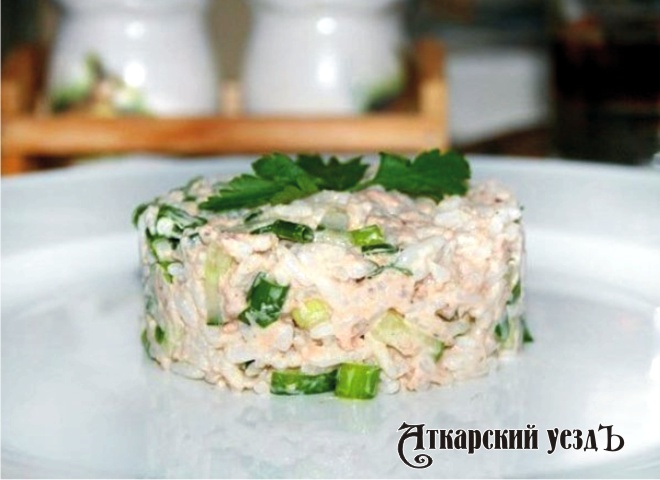 Салат с сухарями «Рыбный» – рецепт дня от «Уезда»