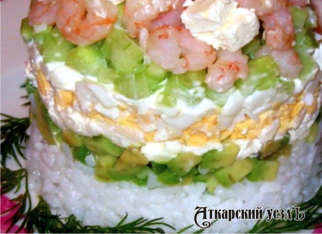 Рецепт дня от «Уезда»: салат с рисом и креветками со вкусом суши