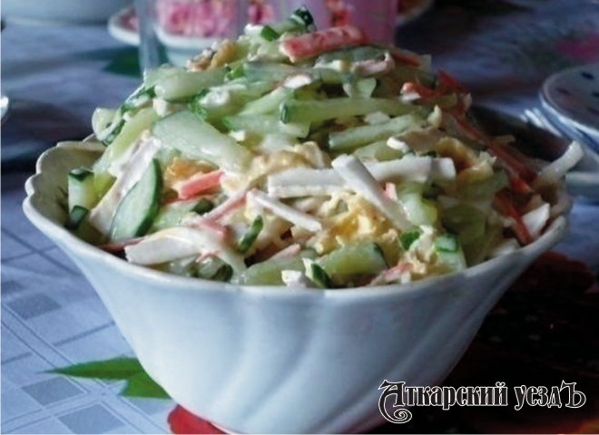 Салат с «крабами» и сыром-косичкой – рецепт дня от «Уезда»