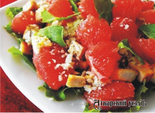 Салат с курицей, грейпфрутом и пармезаном – рецепт дня от «АУ»