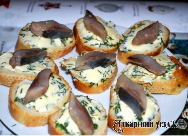 Бутерброды с сельдью и плавленым сыром – рецепт дня от «АУ»