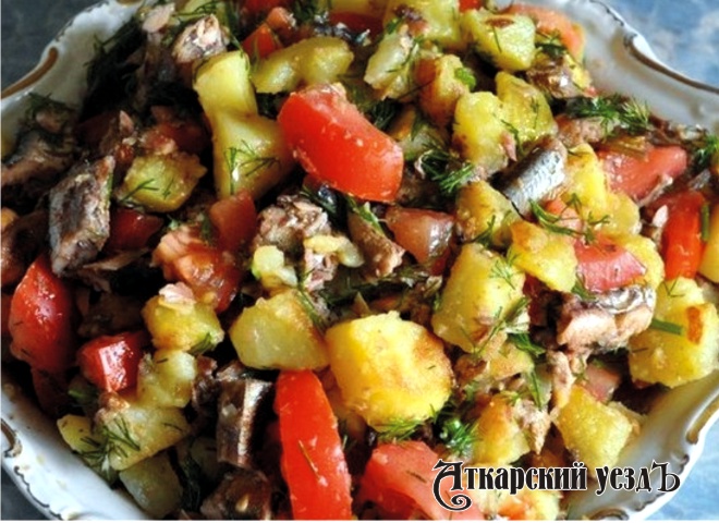 Рецепт дня от «Уезда»: салат со шпротами, помидорами и картофелем