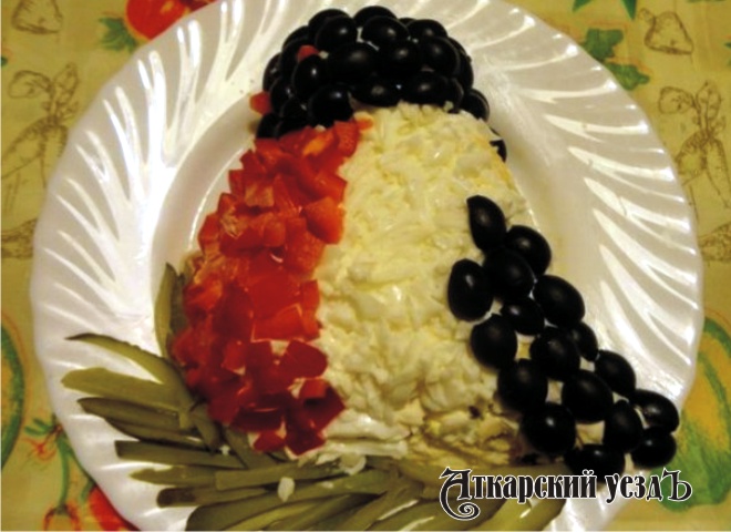 Новогодний салат «Снегирь» с красной рыбой – рецепт дня от «АУ»