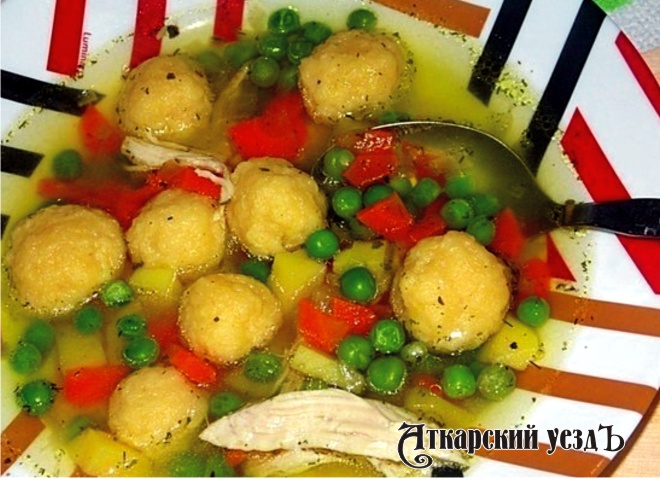 Рецепт от «Уезда»: куриный суп с зеленым горошком и сырными клецками