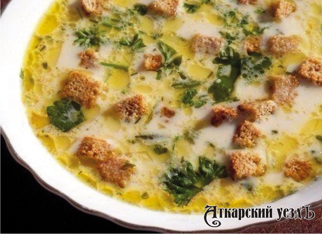 Нежный суп с горбушей, сыром и пшеном – рецепт дня от «Уезда» 