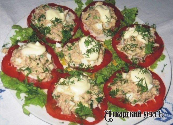 Закуска из тунца с яйцом на помидорах – рецепт дня от «АУ»