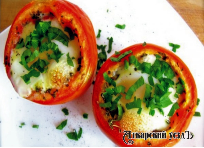 Рецепт дня от «Аткарского уезда»: яйца с сыром в помидорах на завтрак