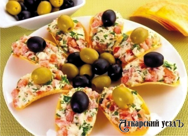 Чипсы с оливками, сыром и помидором на закуску – рецепт дня от «АУ»