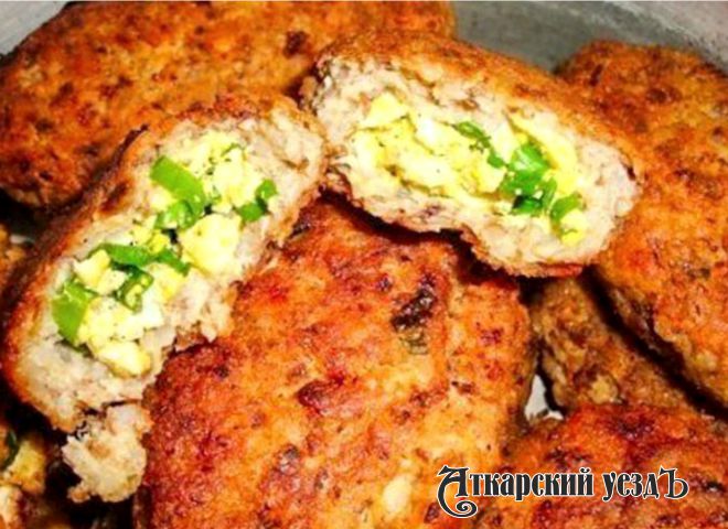 Гречнево-куриные зразы с луком и яйцом – рецепт дня от «АУ»