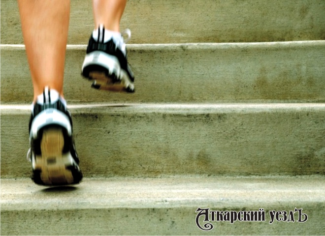 Человек бежит по лестнице