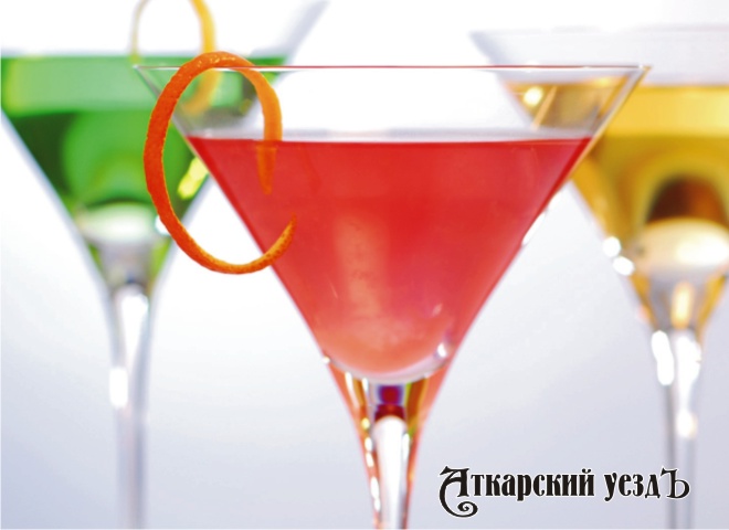 Разноцветные алкогольные коктейли