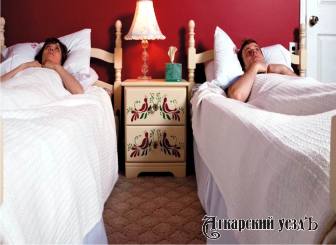 Семейная пара спит на разных кроватях