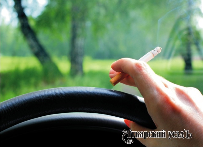 Девушка с сигаретой в автомобиле
