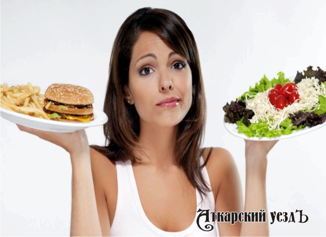 Женщина выбирает между мясом и овощами
