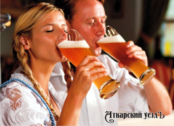 Девушка с мужчиной пьют пиво