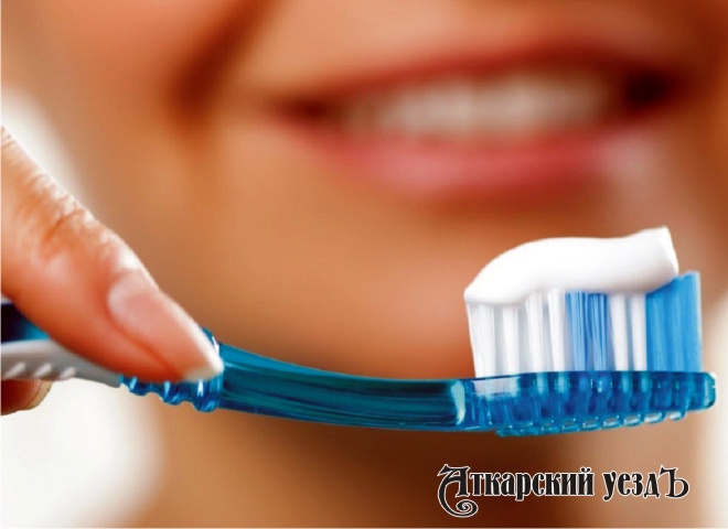 Профессионалы объяснили: мочить ли щетку перед чисткой зубов