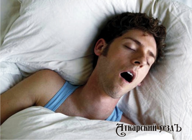 Мужчина спит с открытым ртом