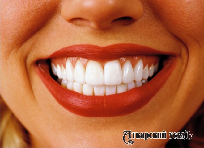 Стоматологи назвали продукт, который заменяет чистку зубов