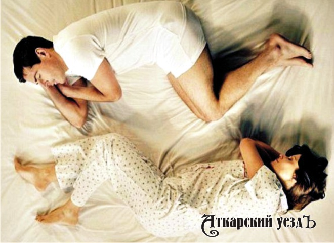 Мужчина и женщина спят на кровати