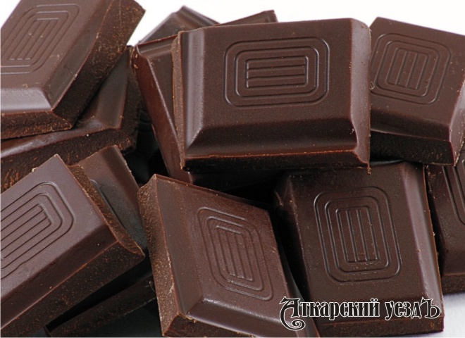 Кусочки черного шоколада