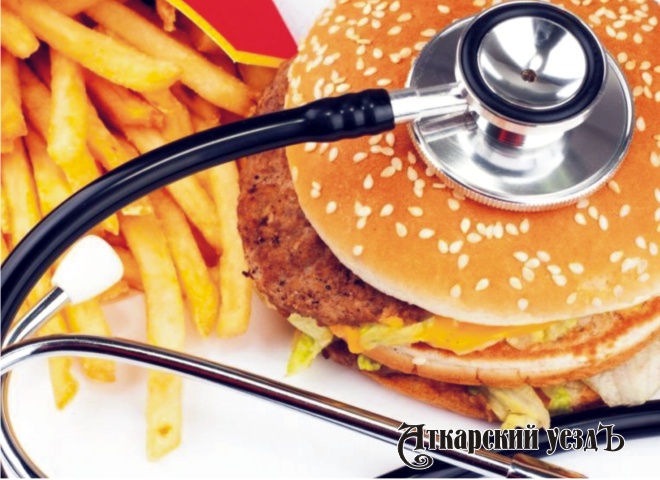 Гамбургер, картофель фри и стетоскоп