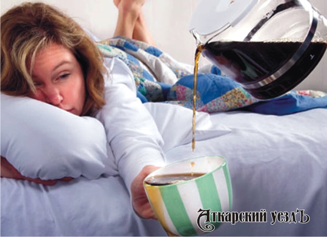 Женщина пьет кофе утром