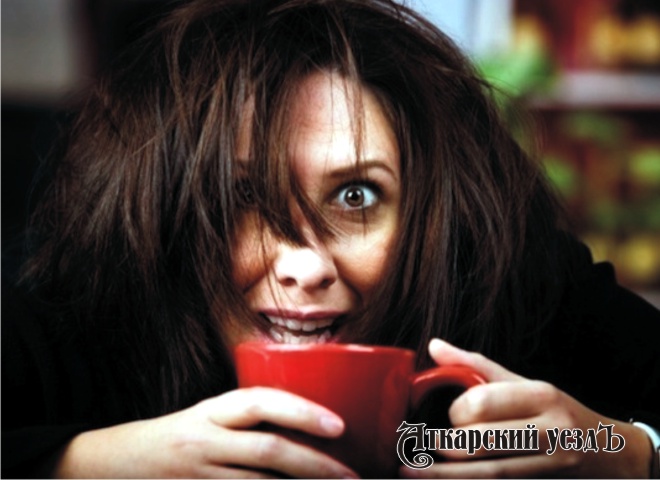 Нервная женщина с чашкой кофе