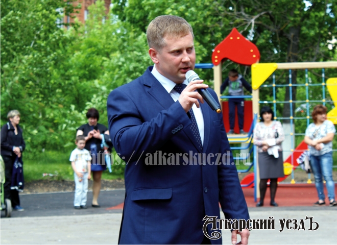 Глава Аткарского района Виктор Елин на открытии детской площадки