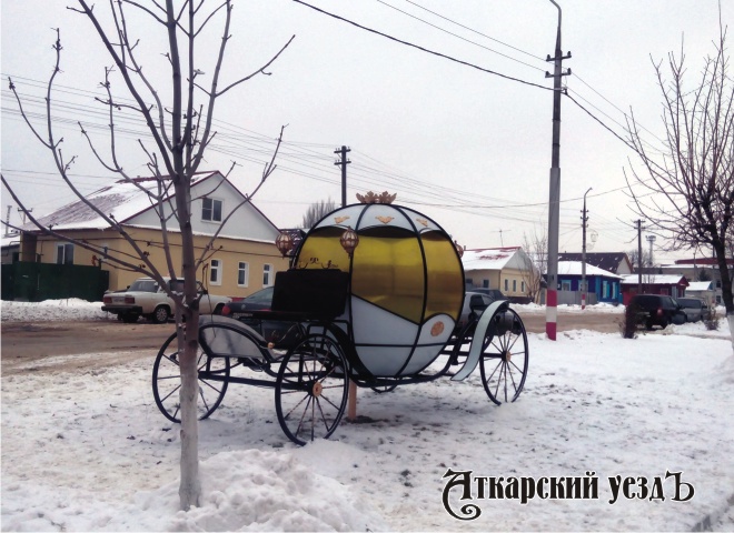 Декоративная карета, установленная на улице Аткарска