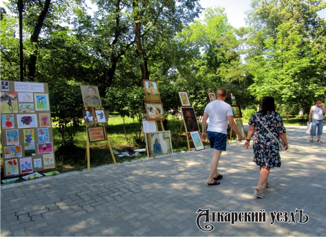 На аллеях парка развернута выставка картин «Помним. Чтим. Творим»