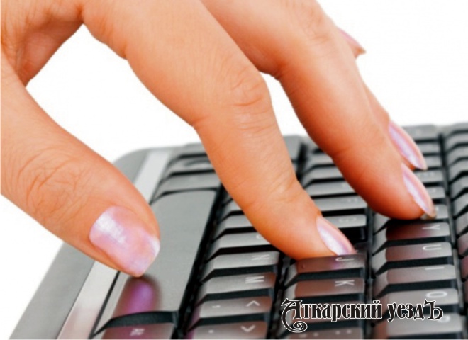 Женские руки на клавиатуре