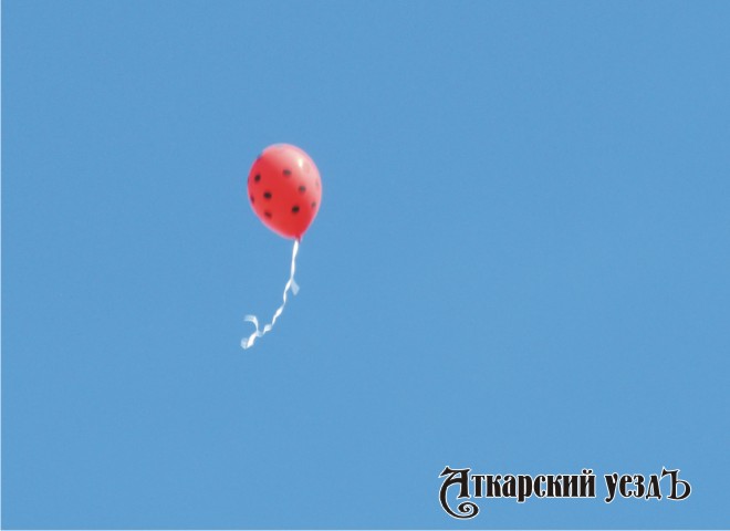 Бордовый воздушный шар в небе