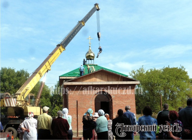 На храм Ксении Петербургской установили купол