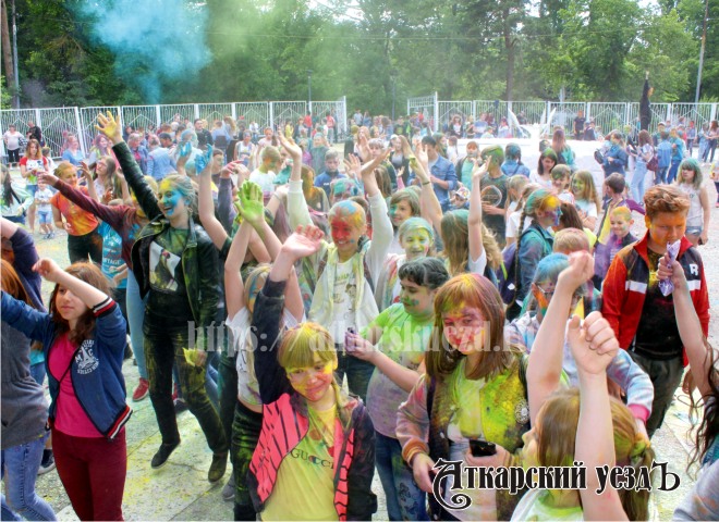 В Аткарск вернулся Фестиваль красок: яркий репортаж от «Уезда»