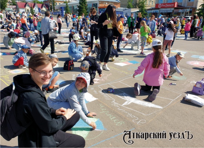 Конкурс рисунков на асфальте в День защиты детей в Аткарске
