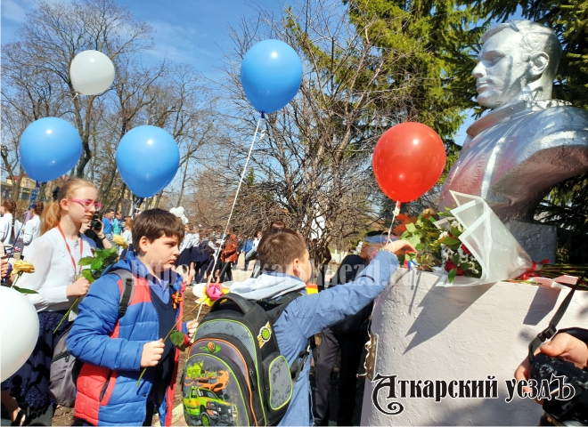 В Аткарске в День космонавтики у памятника Гагарину прошел флешмоб. Видео