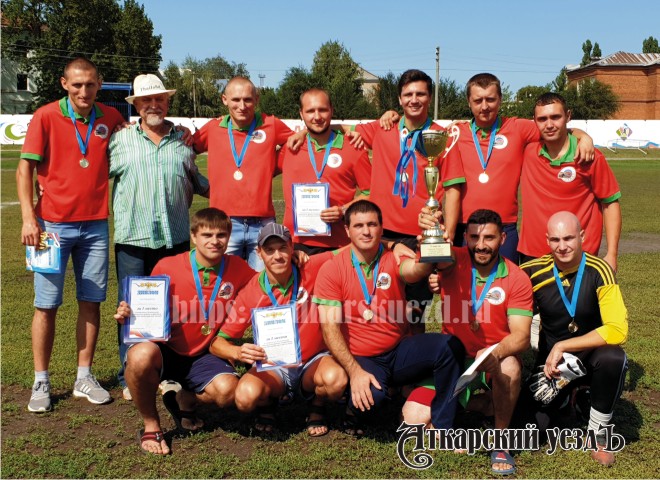 Команда Локомотив - победитель Открытого чемпионата города Аткарска по футболу