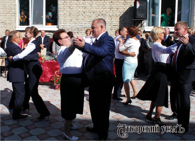 Саратовский депутат Анатолий Ципящук танцует вальс в аткарской школе