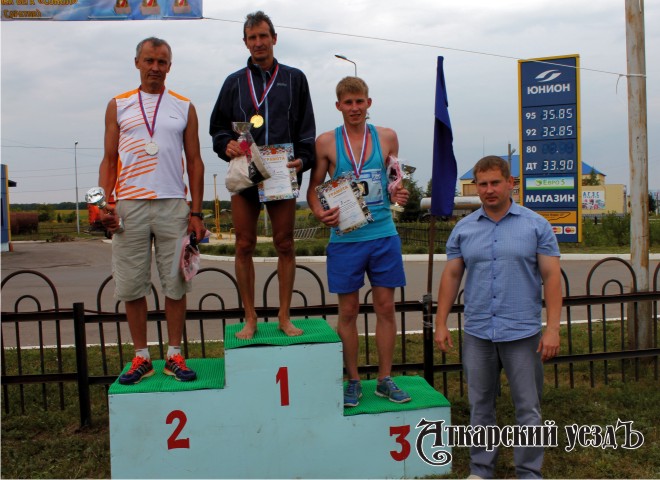 21-летний Петр Жариков из Аткарска стал бронзовым призером 2-го аткарского легкоатлетического марафона в полумарафонской дистанции