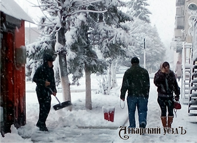 Аткарск в плену луж и снега. Уличный фоторепортаж